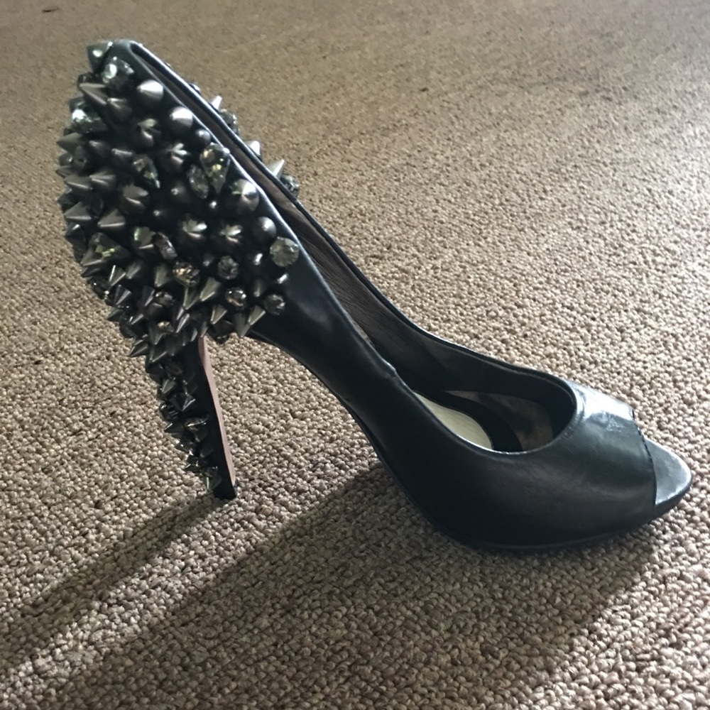 *** SOLD ***Edgy black Spiked leather pumps